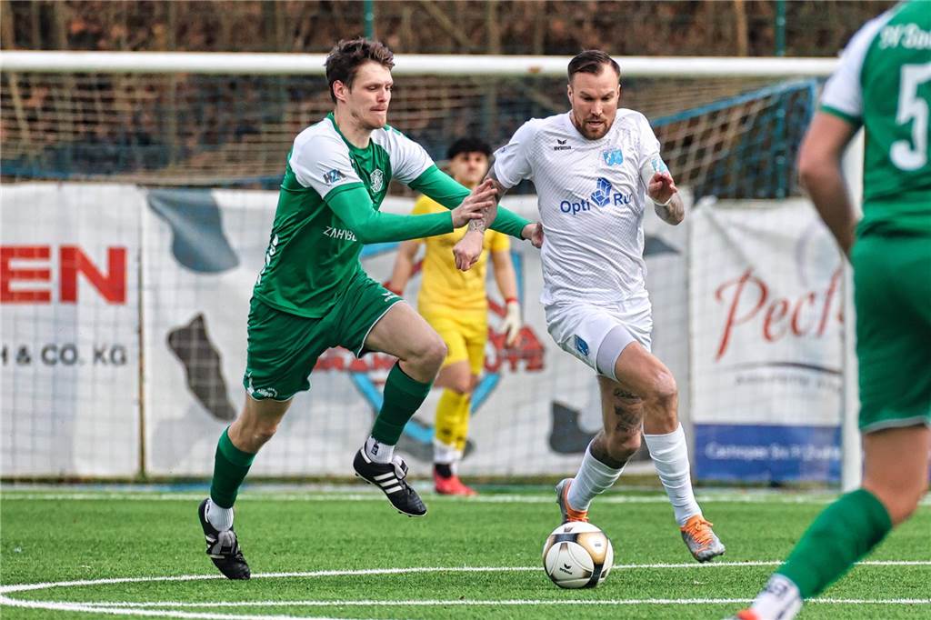 Spielplan der Westfalenliga 2 ist da: Zwei Derbys zum Auftakt - eine Stadt läuft direkt heiß Kevin Großkreutz führt den Ball an seinem Gegenspieler vorbei.