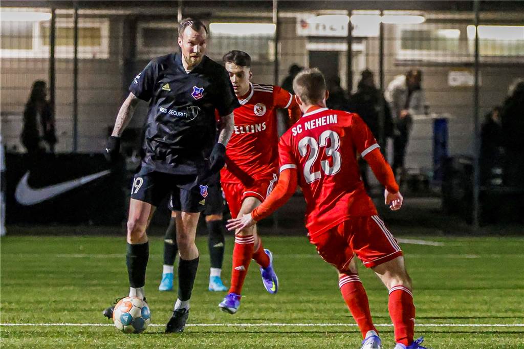 TuS Bövinghausen stärker als der Sturm - 600 Zuschauer sehen bemitleidenswerte Neheimer Kevin Großkreutz zog die Fäden im Mittelfeld.