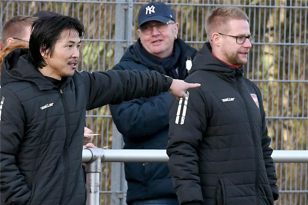 SF Graes präsentieren neues Trainerteam Kevin Grun (r.), hier an der Seitenline des SV Gescher mit Yuzuru Okuyama
