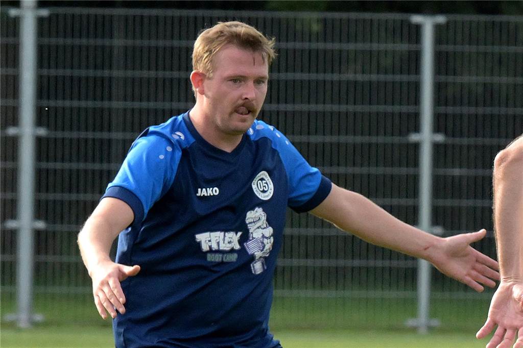 Schimmlige Kabinen beim BV Lünen Kevin Helmrich steht im Trikot des BV Lünen auf dem Feld.