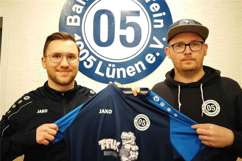Der BV Lünen bleibt in der Aufstiegsfrage defensiv Kevin Helmrich hält ein Trikot.