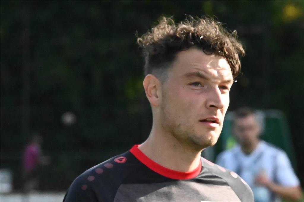 TuS Uentrop gewinnt mit 14:2 Kevin Hillebrand vom TuS Uentrop auf dem Fußballplatz von Eintracht Werne.