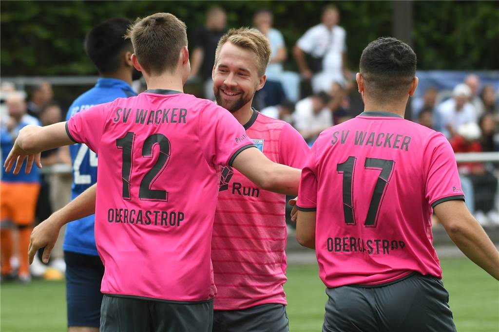 Wacker-Stürmer Kevin Holz sieht ein großes Problem - „Das habe ich mir auch anders vorgestellt“ Kevin Holz (2.v.r.) jubelt mit seinen Teamkollegen vom SV Wacker Obercastrop.