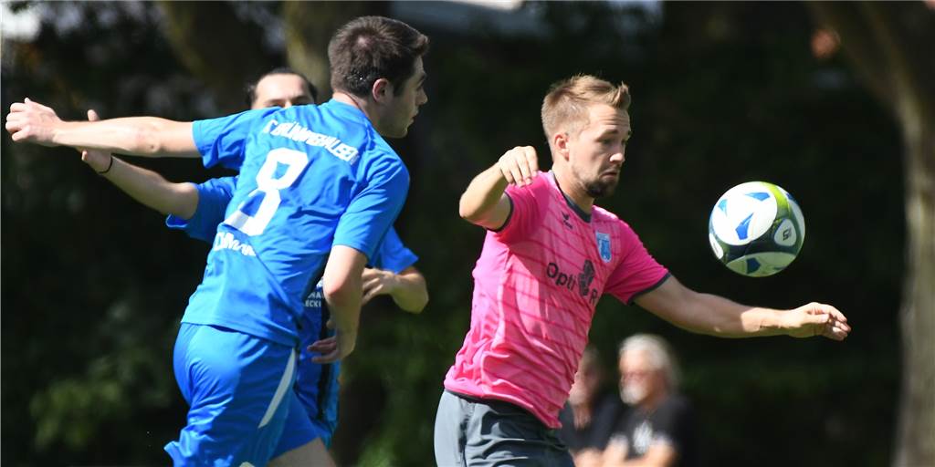 Wacker-Stürmer Kevin Holz sieht ein großes Problem - „Das habe ich mir auch anders vorgestellt“ Kevin Holz (r.) im Trikot des SV Wacker Obercastrop