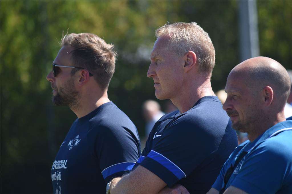 Saisonziel Klassenerhalt: Warum sind der Holzwickeder SC und Königsborner SV so verhalten? Kevin Jagusch (v.l.), Andi Feiler und Tobias Retzlaff – das KSV-Trainerteam hat die erste Landesliga-Saison vor der Brust.