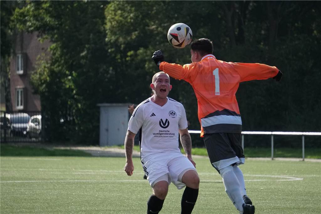SV Preußen Lünen gewinnt Standard-Festspiele und dreht die Partie Fortunas Flavius Iacob köpft den Ball vor Preußens Kevin Klaudies (l.).