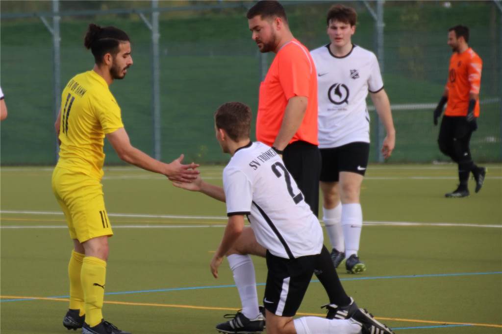 SV Stockum holt Spieler mit Landesliga-Erfahrung Kevin Kocaalan hilft seinem Gegenspieler per Handschlag auf die Beine.