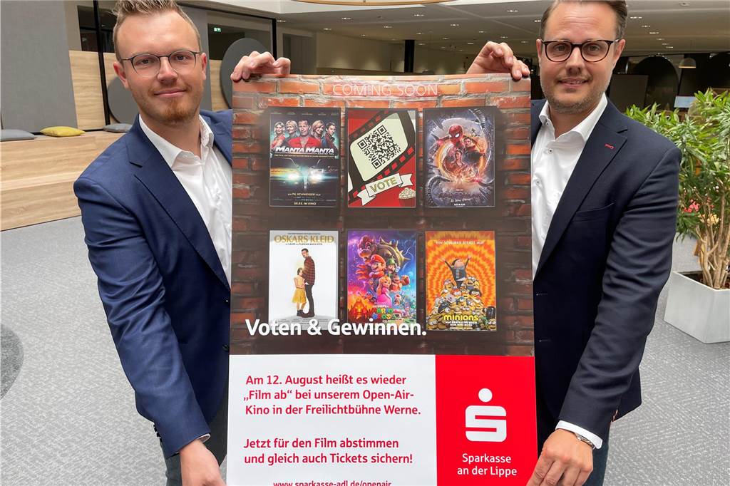 Open-Air-Kino: Der Sieger-Film setzt sich mit großem Vorsprung durch Kevin Köster (l.) und Andree Heimann von der Sparkasse an der Lippe mit dem Plakat für die Abstimmung zum Open-Air-Kino.