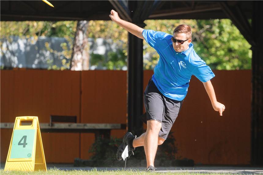 Kevin Konsorr ist Spitze im Discgolf Kevin Konsorr gehört zur deutschen Spitze im Discgolf. Seine ersten Versuche warf er im Seepark Horstmar. Ralf Aaro (A)