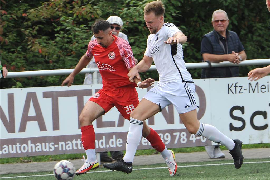 Kevin Loke (re.) kam mit dem Geisecker SV zu einem 4:3-Auftaktsieg gegen Eving Selimiye Spor.