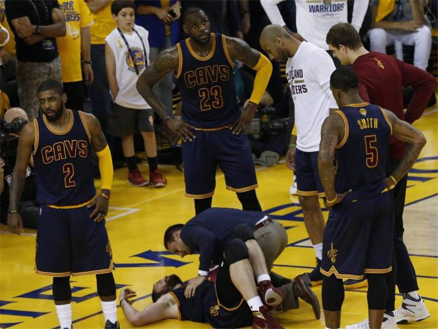 Love fehlt Cavaliers in Spiel drei der NBA-Finalserie Kevin Love hat sich von dem Ellenbogencheck noch nicht erholt. Foto: John G. Mabanglo