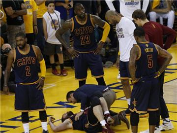 Kevin Love hat sich von dem Ellenbogencheck noch nicht erholt. Foto: John G. Mabanglo