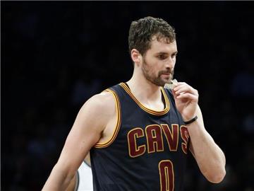 Kevin Love muss an der Schulter operiert werden und fällt für die Cleveland Cavaliers aus. Foto: Jason Szenes