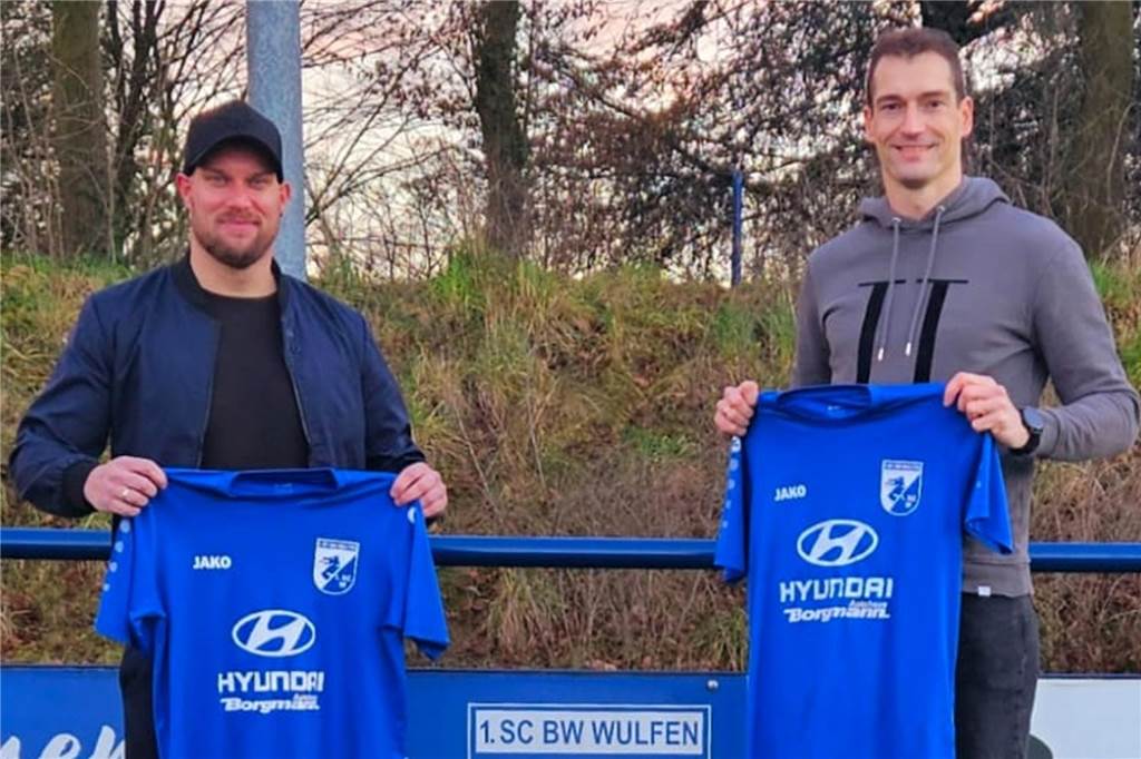 BW Wulfen hat zwei prominente Neuzugänge: Regional- und Oberliga-Erfahrung Kevin Mulé-Ewald und Sören Stauder zeigen das Trikot von Blau-Weiß Wulfen