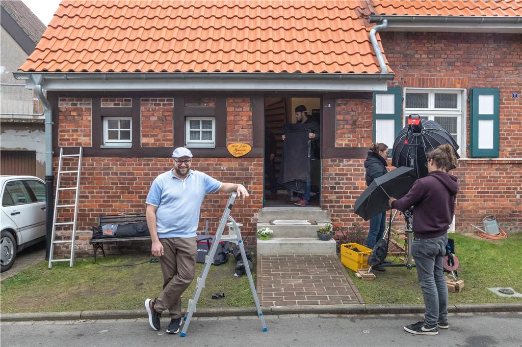 Dortmunder Filmstudentin dreht Spielfilm in Datteln Kevin Nikodem (l.) ist es mittlerweile gewohnt, dass in seinem Haus, dem 50er-Jahre-Museum in Datteln, gedreht wird. 85 Filmteams haben bereits bei ihm gedreht.