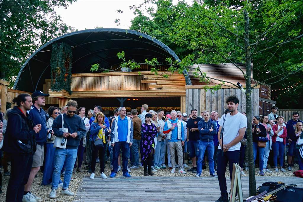 Veranstalter erleben „unbeschwerten Sommer“ in Dorsten Kevin Over hat eine Rede zur Eröffnung des umgestalteten Amphittheaters in Dorsten gehalten.