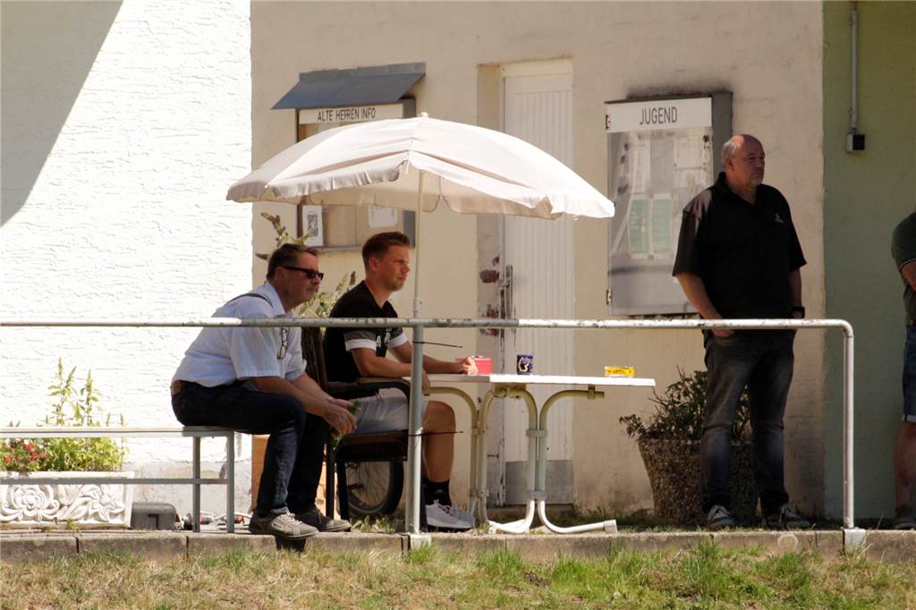 Kreisliga-Romantik pur bei den Pokal-Helden des SV Afferde: Die Geschichten hinter der Geschichte Kevin Pasternack (M.) bei seiner „Strafeinheit“: Er musste am Sonntag die Eintrittskarten verkaufen.