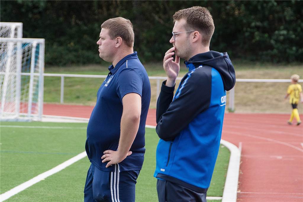 Drei Sportliche Leiter, neue Rollen und ein Leitfaden Kevin Plogmaker (r.), hier neben Trainer Dennis Schulz, kümmert sich beim TuS Sythen um die Öffentlichkeitsarbeit. Eines seiner ersten Projekte: eine neue Internetseite für die Fußballabteilung.
