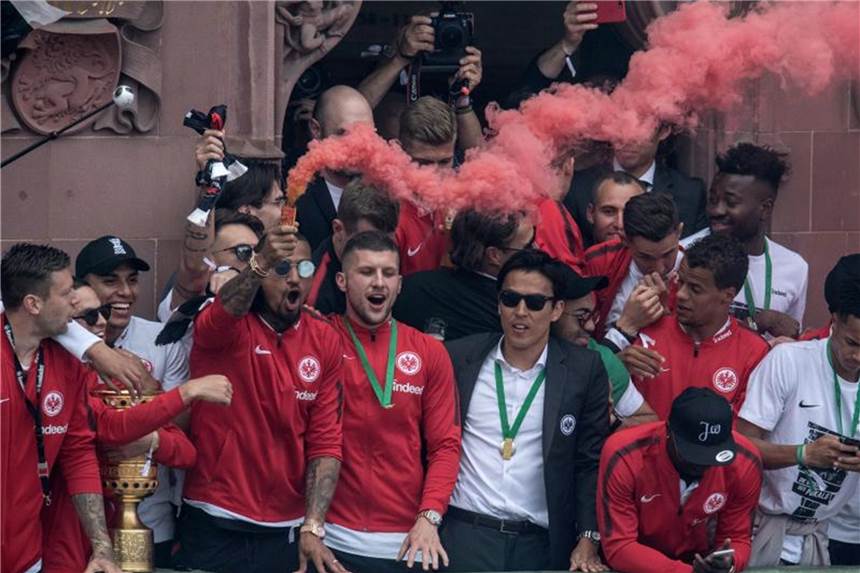 Brennendes Bengalo: Polizei ermittelt gegen Boateng Kevin-Prince Boateng (3.v.l) brennt bei der Pokal-Feier ein Bengalo ab. Foto: Boris Roessler