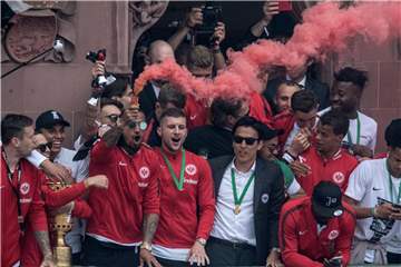Kevin-Prince Boateng (3.v.l) brennt bei der Pokal-Feier ein Bengalo ab. Foto: Boris Roessler