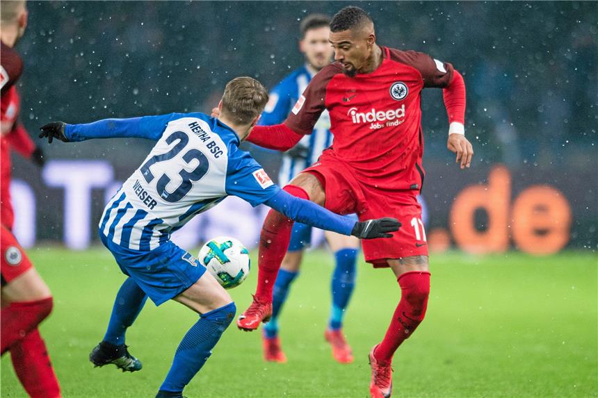 Boateng schockt Ex-Klub: Eintracht siegt bei Hertha 2:1 Kevin-Prince Boateng (r.) erzielte gegen Hertha den späten Siegtreffer.