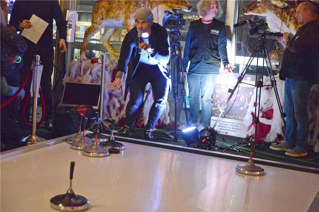 Millionen Views, Shows ausverkauft: Electric Callboy auf Raketen-Trip Kevin Ratajczak beim Eisstockschießen vor einigen Jahren im Castroper Adventszelt. Damals tragen Electric Callboy (damals noch Eskimo Callboy) gegen Seven Cent an.