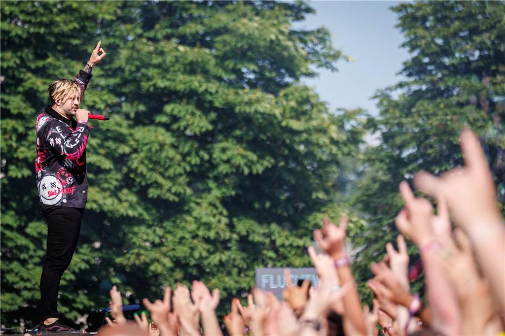Schlagzeuger David Friedrich verlässt Electric Callboy nach 13 Jahren Kevin Ratajczak von Electric Callboy steht beim Open-Air-Festival "Rock im Park" auf der Bühne.