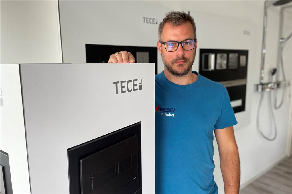 Kevin Rebels (34) Betrieb wuchs rasend schnell: „Das hatte ich nicht vor“ Kevin Rebel, Chef des gleichnamigen Heizung-, Sanitär- und Klimabetriebs in Huckarde, steht vor dem Ladenlokal an der Rahmer Straße, in das er im Novemer 2024 gezogen ist.