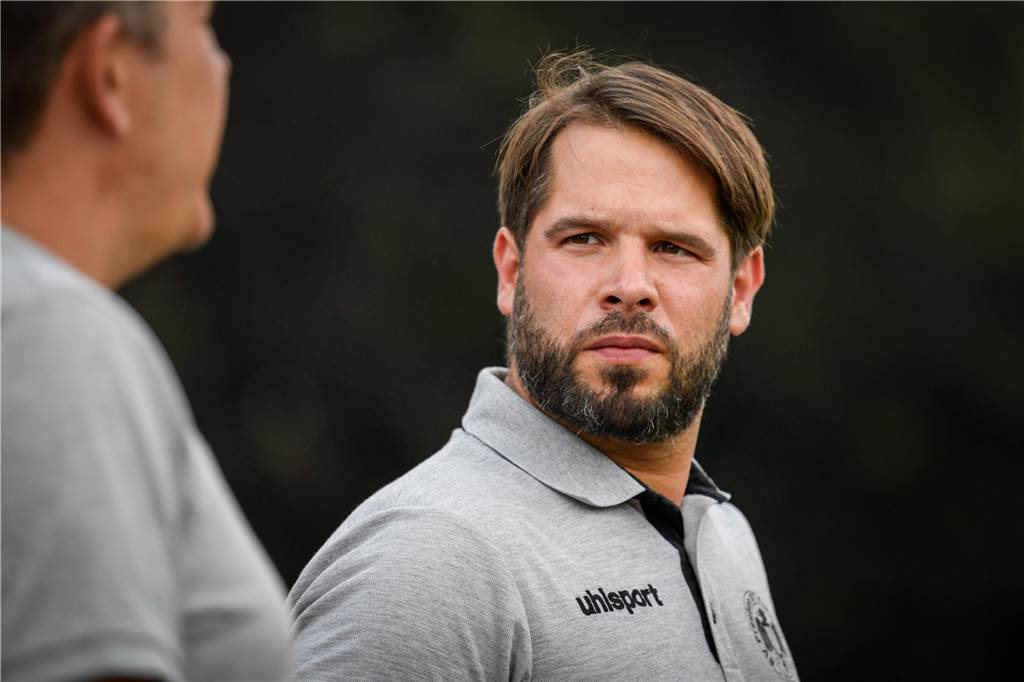 Stefan Urban übernimmt nicht allein beim BV Lünen Kevin Rehkopp schaut Stefan Urban an.