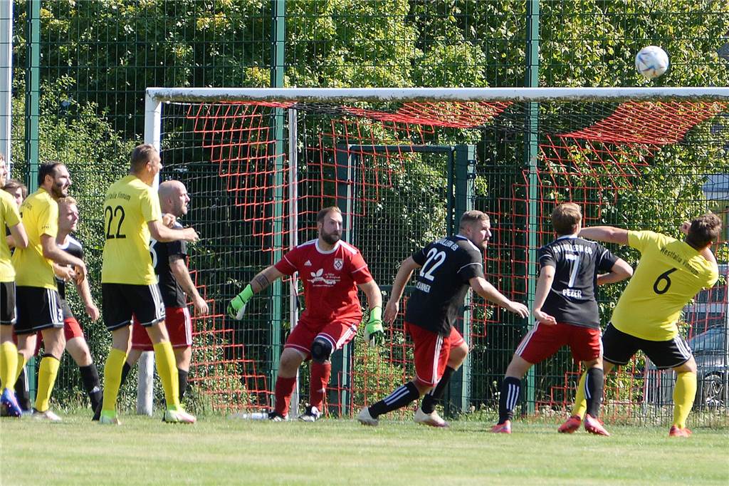 Sperren, ein Muskelfaserriss und ein Knorpelschaden beim SV Hullern Kevin Ring (Rotes Trikot) wird dem SV Hullern erst mal fehlen, bei dem Keeper wurde ein Knorpelschaden in der Schulter festgestellt.