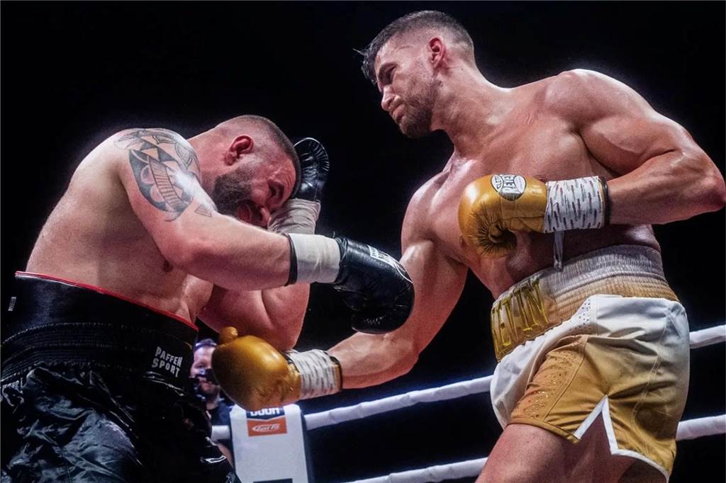 Wie verbringt ein Boxer seinen Kampftag?: Der Weg bis zum Ring Kevin Saszik (rechts) in Aktion bei einem seiner vorherigen Kämpfe.