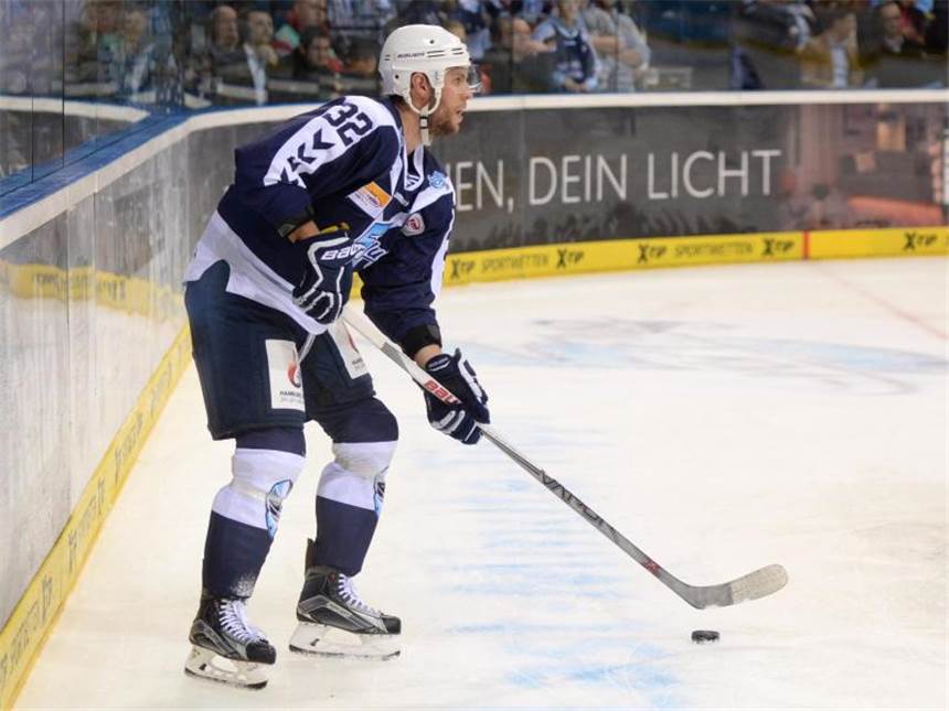 Iserlohn Roosters holen Kevin Schmidt Kevin Schmidt, 2015 im Trikot der Hamburg Freezers, wurde von den Roosters verpflichtet. Foto: Daniel Bockwoldt