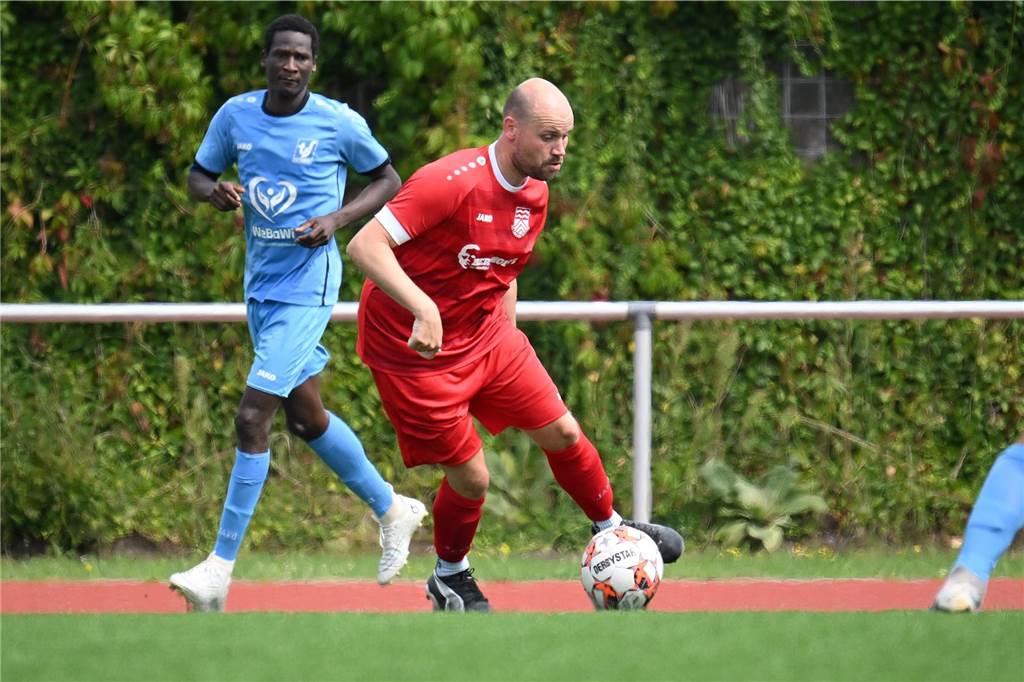 Flaesheims „Zweite“ enteilt der Konkurrenz Kevin Schulz führt den Ball