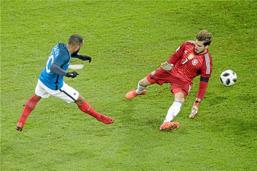 Trapp glänzt trotz PSG-Dilemma - Winterwechsel Option Kevin Trapp (r.) zeigt gegen Frankreich eine ansprechende Leistung.