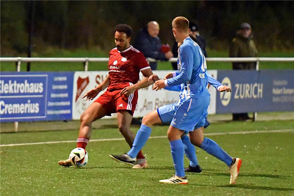 Kevin Tshimanga-Dilangu spielt den Ball mit dem rechten Fuß