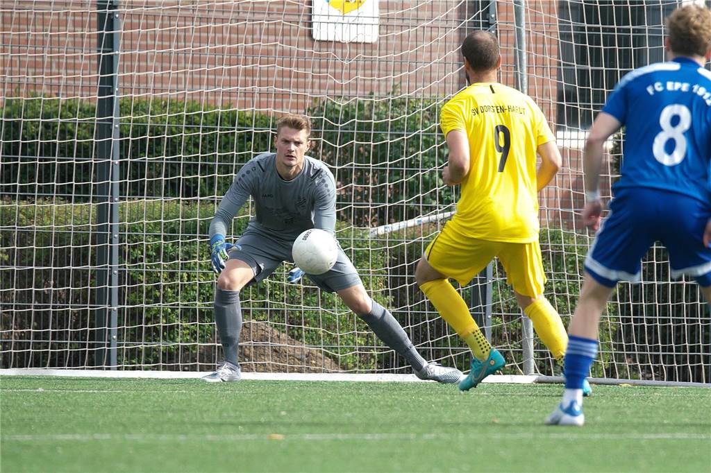 Kevin van Holt (l.) hütet in dieser Saison noch das Tor vom Landesligisten SV Dorsten-Hardt