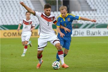 Kevin Volland (l) und Ukraines Sergii Bolbat im Zweikampf um den Ball.