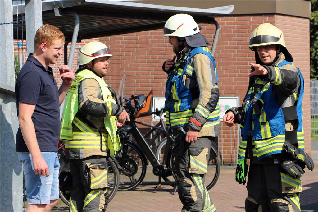 Halle in Vollbrand – Menschen in Gefahr: Hitze macht Übung zur Herausforderung Kevin Weiß (l.) hatte das Szenario vorbereitet, Einsatzleiter Tobias Asbeck (2.v.l.) arbeitete dieses mit den drei Löschzügen ab.