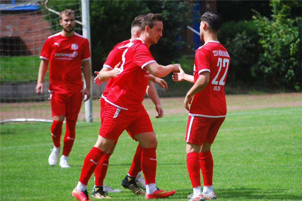 SSV Mühlhausen gewinnt dank Erfahrung deutlich beim SV Stockum Kevin Weiß und andere Spieler des SSV Mühlhausen klatschen sich ab.
