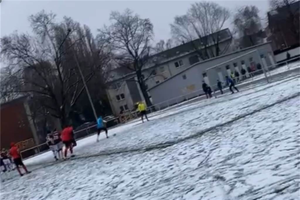 Dortmunder Kreisligisten trotzen Schnee und Spielabsagen: Verrücktes Zwölf-Tore-Spektakel K.F. Sharri Dortmund und der MSV Dortmund traten trotz der Schneedecke auf dem Platz gegeneinander an.