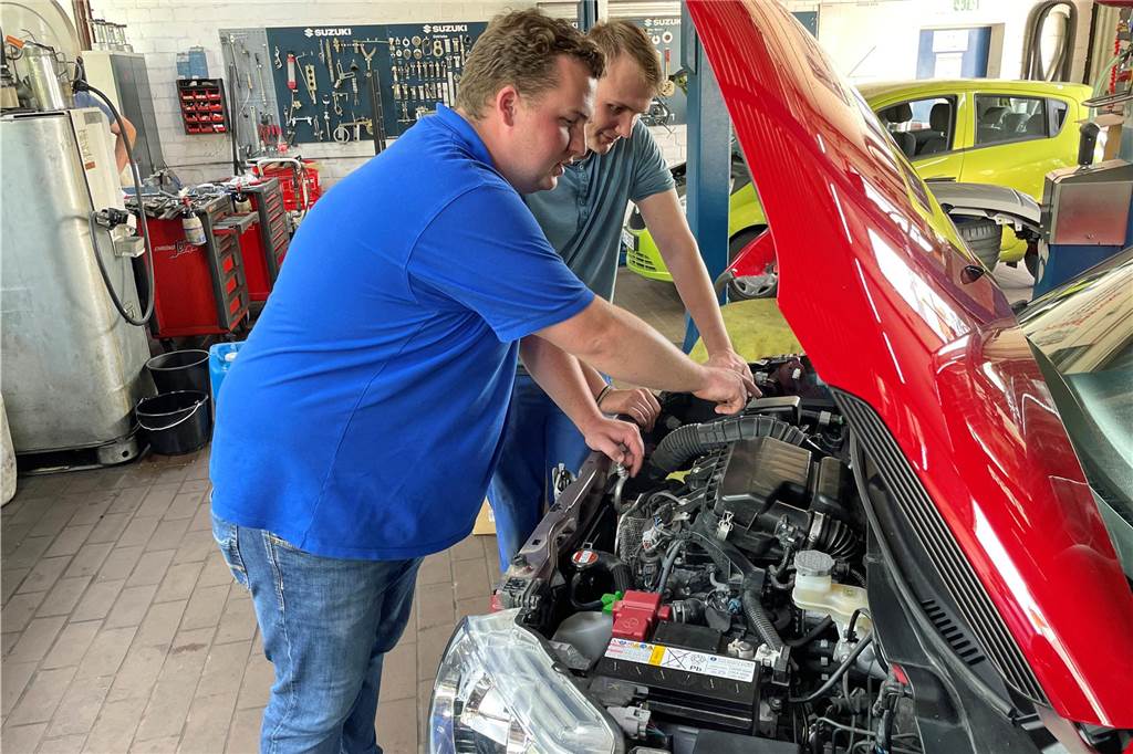 Kfz-Meister Bastian Bispinghoff arbeitet an einem Auto in seiner Kfz-Werkstatt in Werne.