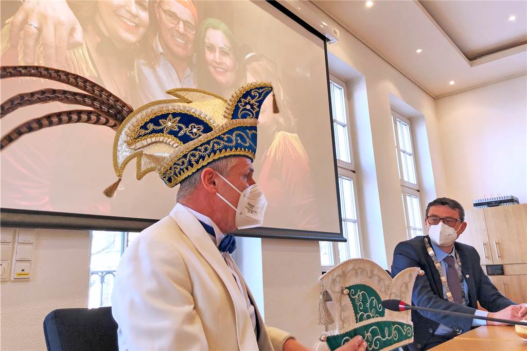 Altweiber in Stadtlohn: De-un-Da wird im Coronajahr nur geflüstert KG-Präsident Andy Rotherm überreicht die Kappe des Ehrensenats an Bürgermeister Berthold Dittmann.