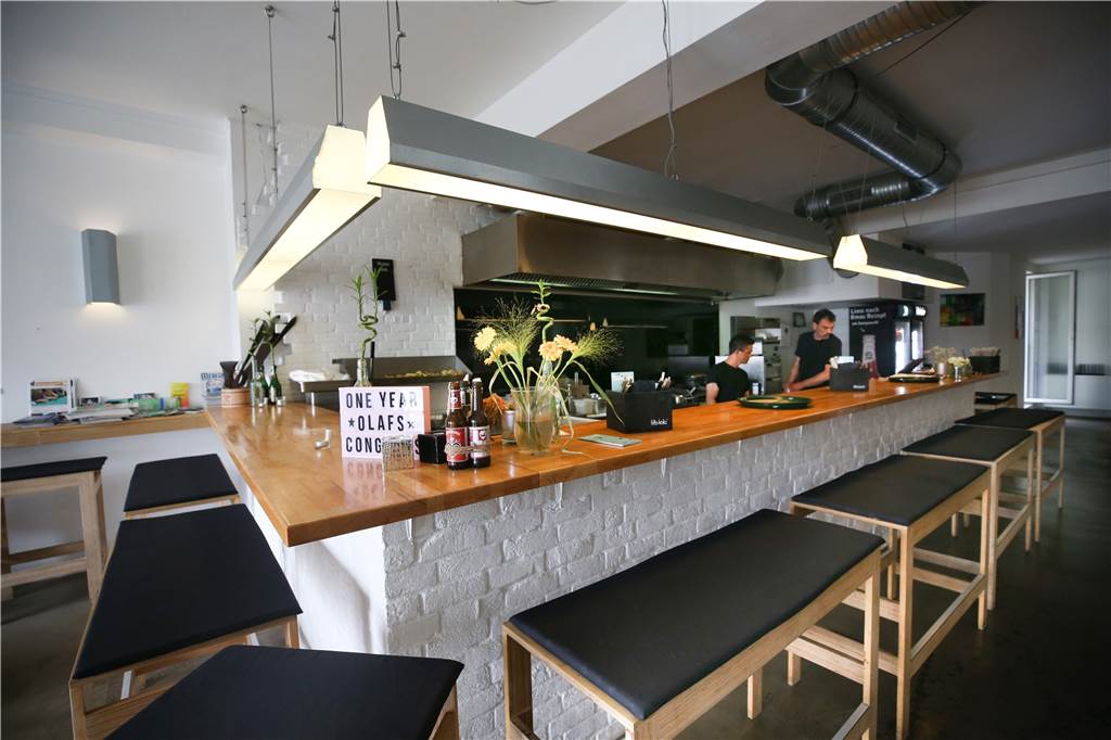 Im Olafs serviert Olaf frische Salate und feine Burger Khair Glasm (l.) und Olaf von Halen kochen hinter dem Tresen, mitten im Lokal. Die Bänke davor laden zum Zugucken ein.