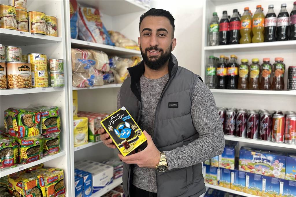 Khalaf Alhamo eröffnet einen neuen Mini-Markt in Marten Khalaf Al hamo ist der Betreiber des neuen Kiosks und Mini-Markts in Dortmund-Marten.