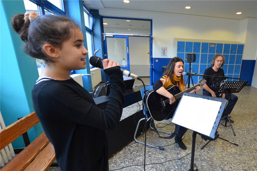 Bild mit Orientierung: Albert-Schweitzer-Realschule nimmt Kurs auf die Zukunft Khaliga Hassani aus der 6. Klasse sorgte, begleitet von zwei Lehrern, für eine beeindruckende musikalische Begleitung der Feierstunde.