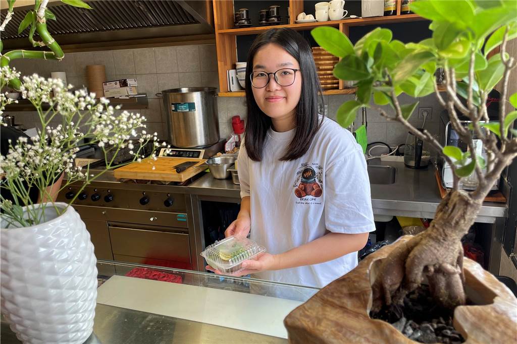 Zwei junge Gastronomen eröffnen vietnamesisches Restaurant neu Khanh Duong im neuen vietnamesischen Restaurant "Ming Son Kitchen" an der Provinzialstraße in Lütgendortmund
