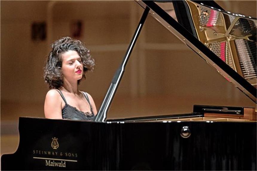 Tastenlöwin Buniatishvili brachte Beethoven zur Raserei Khatia Buniatishvili beim Klavier-Festival im Konzerthaus Dortmundsaunders