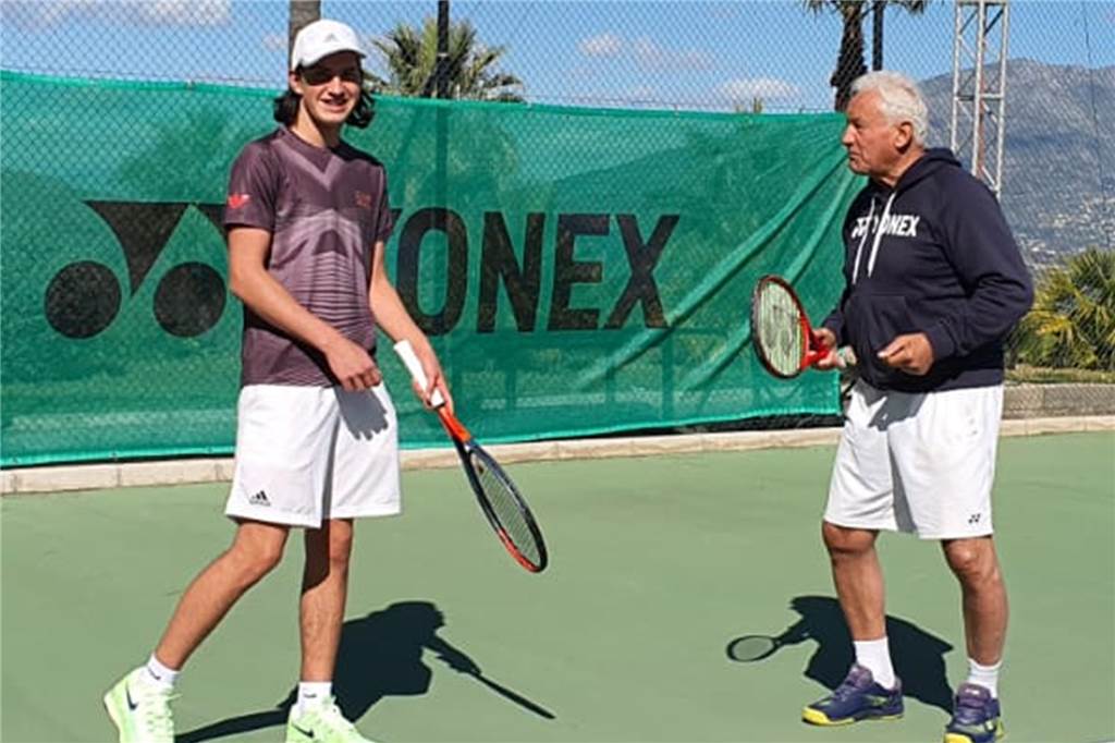 Castrop-Rauxeler Nachwuchssportler fliehen für Training nach Niedersachsen und Spanien Kian Azadi (links) mit dem ehemaligen DTB-Bundestrainer Klaus Hofsäss im spanischen Marbella beim Tennistraining.