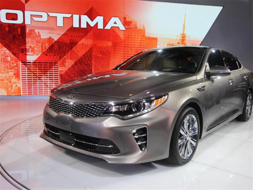 Think big - Luxus und Leistung bei der New York Motorshow Kias neu aufgelegter Optima wird nicht nur auf der New Yorker Motorshow gezeigt, die Limousine der Mittelklasse soll auch nach Europa kommen. Foto: Thomas Geiger