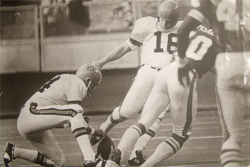 Der erste deutsche NFL-Star kam aus Selm: Die Geschichte von Horst Mühlmann Horst Mühlmann beim Kick.